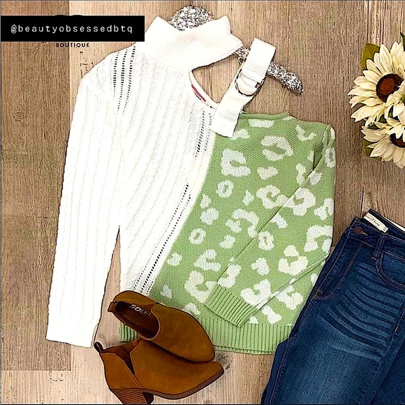 ☃️BOGO50%☃️🆕🌿ANDREE BY UNIT: SAGE/CREAM Belt Buckle Animal Print Top SMALL - Picture 3 of 5